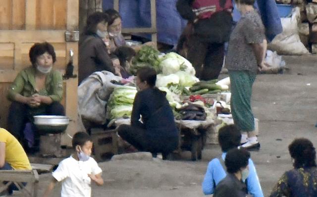 북한 양강도 혜산시의 장마당에서 주민들이 채소 등을 팔고 있는 모습. 연합뉴스