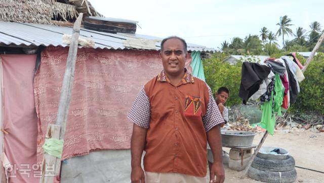 지난 9일 오후 키리바시 타라와 섬 에이타 테비케니코라 커뮤니티에서 에스테마 에시에타가 자신의 집을 소개하고 있다. 에이타(키리바시)=장수현 기자