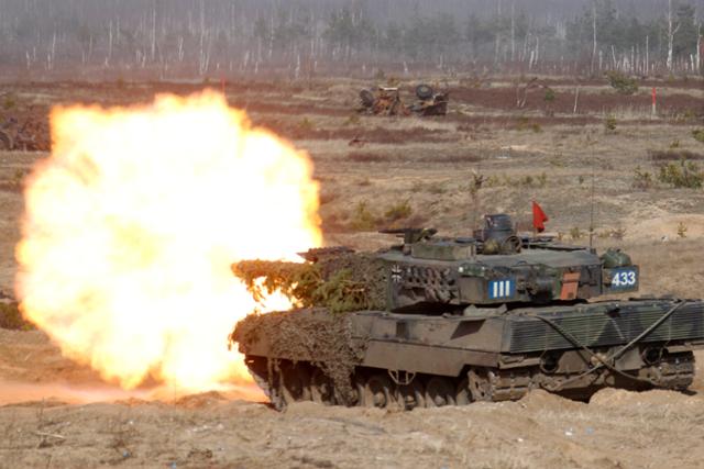독일 병사들이 2021년 3월 26일 라트비아 아다지 군기지에서 실시된 북대서양조약기구(NATO) 훈련에서 레오파드2 탱크를 타고 참가하고 있다. 아다지=EPA 연합뉴스