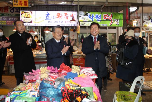 박일호(왼쪽 두 번째) 밀양시장이 17일 박완수(오른쪽 두 번째) 경남지사와 함께 밀양아리랑 시장을 찾아 상인들을 격려하고 있다. 밀양시 제공