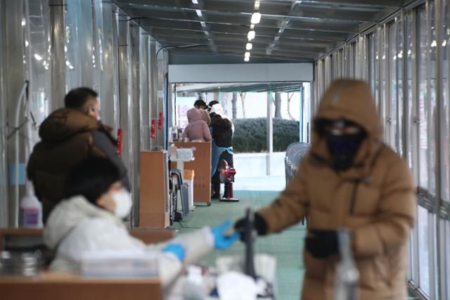 25일 서울 동대문구 보건소 선별진료소를 찾은 시민들이 PCR 검사를 받기 위해 기다리고 있다. 뉴스1