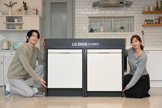LG전자가 최대 110개 식기를 한 번에 세척할 수 있는 14인용 디오스 오브제컬렉션 식기세척기 신제품을 오는 26일 출시한다고 25일 밝혔다. 사진은 14인용 디오스 오브제컬렉션 식기세척기 신제품(오른쪽)과 12인용 식기세척기를 소개하는 모델. 연합뉴스