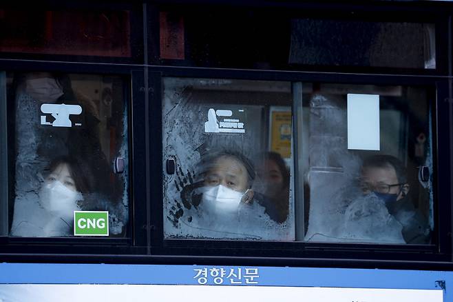 서울의 아침 기온이 영하 17.3로 올겨울 들어 가장 추운 날씨를 보인 25일 서울 종로구 광화문네거리에 정차한 버스 유리창에 성에가 끼어 있다. 문재원 기자