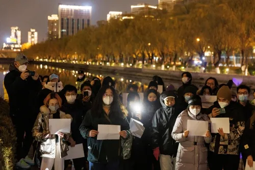 중국 수도 베이징 도심의 량마허 주변에서 지난해 11월27일 시민들이 신장 우루무치 화재 참사 희생자를 추모하고 코로나19 봉쇄 조치에 반대하는 ‘백지 시위’를 벌이고 있다. 로이터연합뉴스