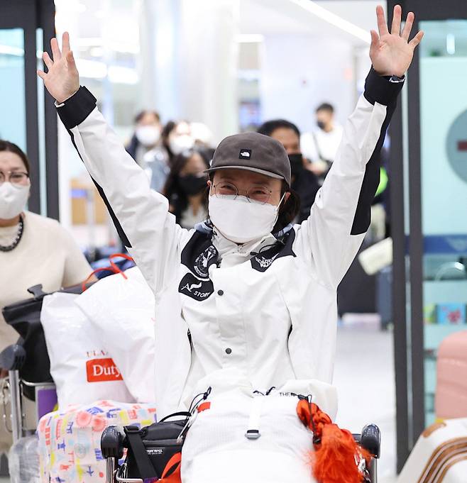 한국인 최초로 무보급으로 홀로 남극점에 도달한 김영미 대장이 25일 인천공항으로 입국하면서 두 팔을 벌려 인사하고 있다. 연합뉴스