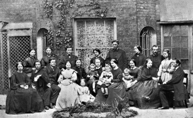 1866년 테일러 선교사가 동역자들과 기념 촬영을 한 모습이다. 가운데 아이를 안고 있는 부부가 테일러 선교사와 부인 마리아 테일러다. 한국OMF 제공