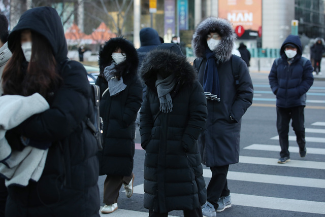 25일 오전 서울 광화문네거리에서 두터운 옷차림의 시민들이 출근하고 있다. 이날 서울 아침 최저 기온이 영하 18도까지 떨어지는 등 전국 대부분의 지역에 한파특보가 발효됐다. 뉴시스