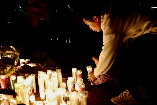 음력 설 기간 총격 사건이 발생한 미국 캘리포니아주 몬터레이 파크 지역에 시민들이 촛불을 켜 희생자들을 추모하고 있다. 신화 연합뉴스
