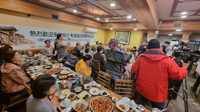 [안동=뉴시스] 지난 21일 대만 관광객들이 경주의 한 음식점에서 한국 음식 체험을 하고 있다. (사진=경북도 제공) 2023.01.25 *재판매 및 DB 금지