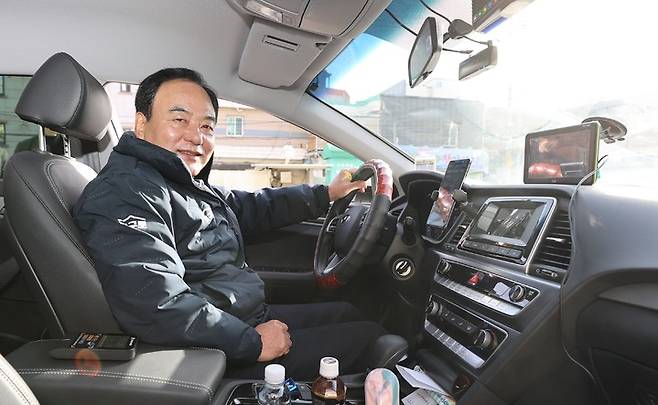 [대구=뉴시스]이만규 대구시의회 의장이 택시를 운행하는 모습이다(사진=대구시의회 제공) 2023.01.25 photo@newsis.com *재판매 및 DB 금지