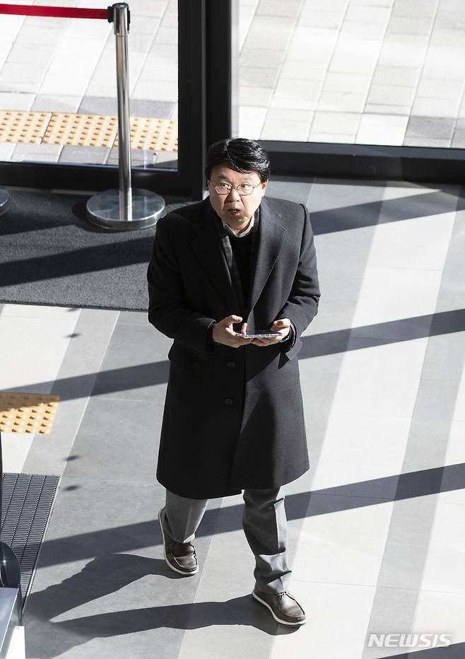 [서울=뉴시스] 김근수 기자 = '처럼회' 소속 황운하 의원이 25일 오전 서울 마포구의 한식당에서 이재명 당 대표와 식사를 마치고 밖으로 나서고 있다. 2023.01.25. ks@newsis.com