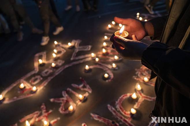 [카트만두=신화/뉴시스] 16일(현지시간) 네팔 카트만두에서 대학생들이 포카라 비행기 추락 희생자들을 추모하는 촛불 추모제를 지내고 있다. 2023.01.17.