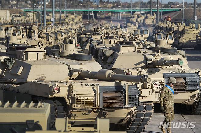 [콜로라도 스프링스(콜로라도주)=AP/뉴시스]2016년 11월 콜로라도 스프링스의 포트 카슨에 M1 에이브람스 탱크들이 서 있다. 2023.01.25.
