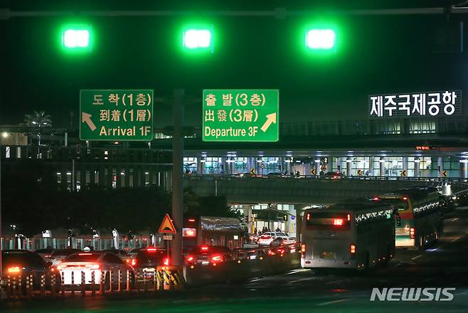 [제주=뉴시스] 우장호 기자 = 제주공항 셧다운 여파로 귀경 행렬이 이어지는 25일 오후 공항 도로에 귀경객을 태운 차량들의 행렬이 이어지고 있다. 국토교통부는 결항 사태로 발이 묶인 체류객 수송을 위해 오는 26일 오전 1시까지 김포공항 이착륙 시간을 연장했다. 2023.01.25. woo1223@newsis.com