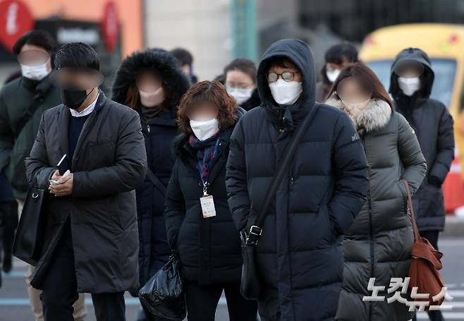 25일 전국에 한파특보가 발효된 가운데 시민들이 두터운 옷차림으로 출근길을 재촉하고 있다. 박종민 기자
