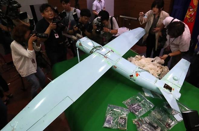 지난 2017년 6월 21일 강원도 인제에서 발견된 북한 무인기가 국방부 브리핑룸에 전시돼 있는 모습. 연합뉴스