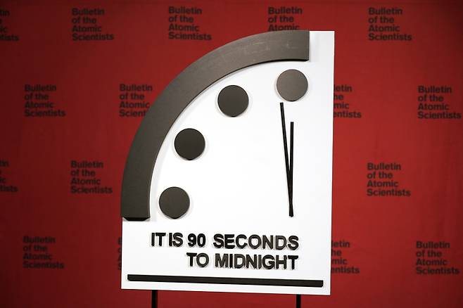 24일(현지시간) 미 워싱턴의 내셔널 프레스클럽에서 열린 미 원자력과학자회보 기자회견장에 지구 종말을 가리키는 자정 지점까지 단 90초만을 남긴 ‘운명의 날 시계’(Doomsday Clock)가 공개되고 있다.워싱턴=AP뉴시스