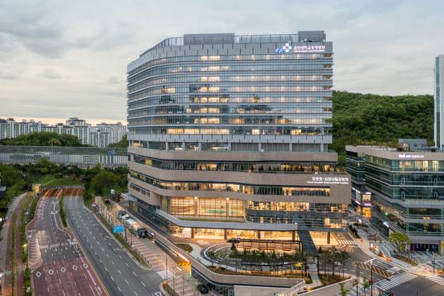 중앙대광명병원은 의료복합 클러스터 끝단 삼각형 부지에 위치하며 대지 형상의 제약으로 전면의 교통광장을 제외한 부지에 콤팩트한 구성으로 배치됐다. 병상 수 확보를 위해 대지 경계를 따라 유려한 곡선의 기단부와 병동이 자리 잡아 입면의 정면성과 상징성을 확보했다. 사진 제공=간삼건축