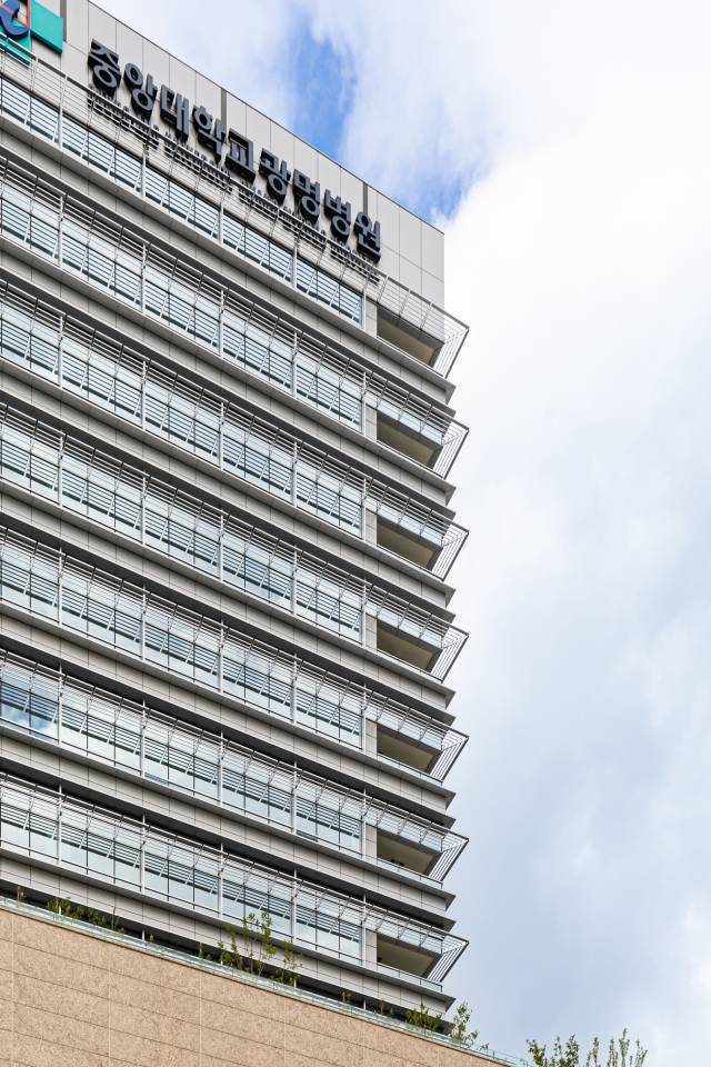 중앙대 광명병원의 경우에는 환자들의 안전을 위해 병동 양쪽에 피난 발코니를 마련해 화재시 각 층에서 외부로 피난할 수 있도록 했다. 사진 제공=간삼건축