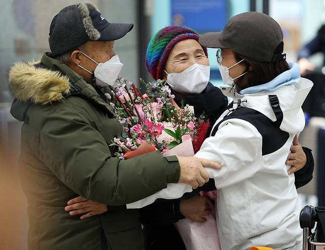 김영미 대장(오른쪽)이 25일 인천공항에서 아버지 김형순씨, 어머니 박춘화씨로부터 꽃다발을 받고 활짝 웃고 있다. 연합뉴스