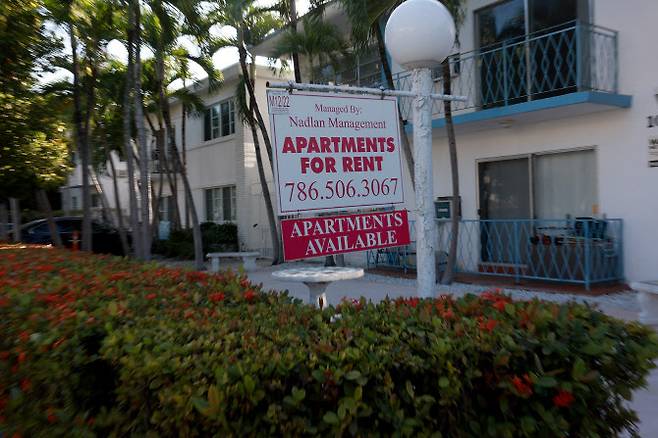 미국 플로리다주 마이애미비치의 아파트에 임대 표지가 붙어있다.(사진=AFP)