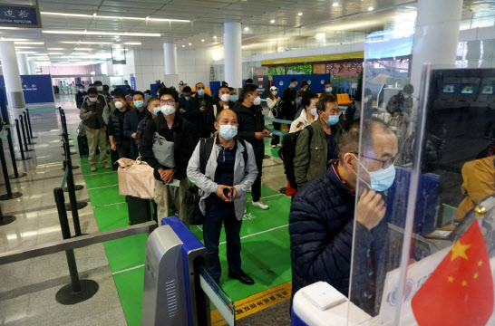 지난 6일 중국 항저우 공항에서 시민들이 세관을 통과하기 위해 줄을 서고 있다. (사진=AFP)
