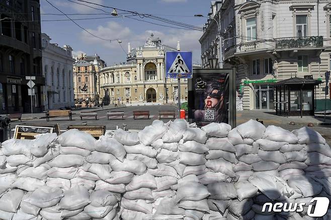 러시아 군의 공격으로 부터 보호하기 위해 우크라이나 오데사의 국립 오페라 발레 극장 앞에 모래주머니가 쌓여 있다. ⓒ AFP=뉴스1 ⓒ News1 우동명 기자