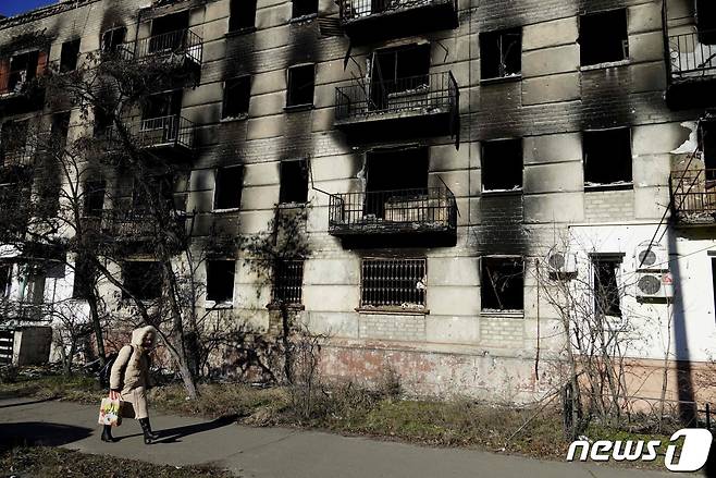 24일(현지시간) 러시아가 점령한 우크라이나 루한스크 세베로도네츠크의 파괴된 아파트. ⓒ AFP=뉴스1