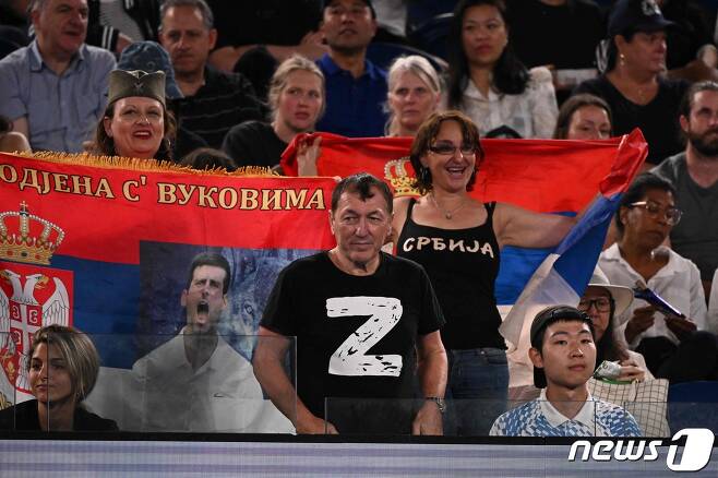 호주오픈에서 러시아의 우크라이나 침공을 상징하는 'Z 티셔츠'를 입은 관중이 경찰의 심문을 받았다. ⓒ AFP=뉴스1