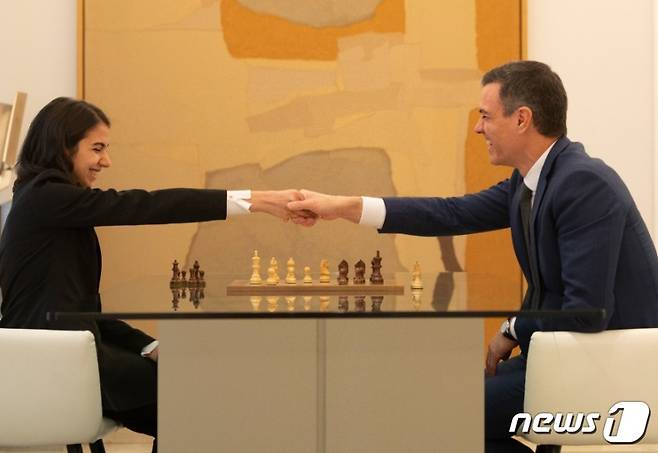 25일(현지시간) 스페인 마드리드에 있는 총리 관저에서 페드로 산체스 스페인 총리(오른쪽)가 이란계 여성 체스 선수 사라 카뎀(왼쪽)과 체스 경기를 마친 뒤 악수하고 있다. (산체스 총리 트위터 갈무리) 2023.1.25.