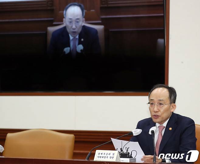 추경호 경제부총리 겸 기획재정부 장관이 26일 오전 서울 종로구 세종대로 정부서울청사에서 열린 비상경제장관회의에서 모두 발언을 하고 있다. 2023.1.26/뉴스1