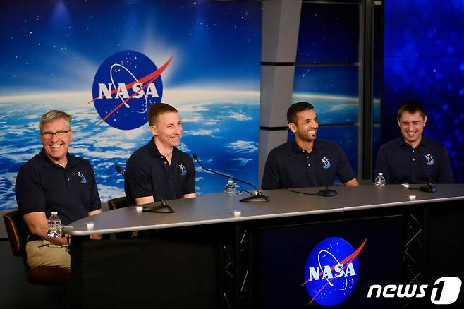 25일(현지시간) 미국 텍사스 휴스턴에 위치한 존슨우주센터에서 국제우주정거장(ISS)행 '드래곤 크루-6' 탑승하는 우주비행사들이 기자회견을 하고 있다. 왼쪽부터 스티븐 보웬, 워렌 호버그, 술탄 알나이야디, 안드레이 페다예프. 2023.1.25. ⓒ AFP=뉴스1 ⓒ News1 김성식 기자