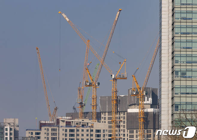 사진은 서울의 한 건설현장에 설치된 타워크레인의 모습. 2022.1.26/뉴스1 ⓒ News1 이재명 기자