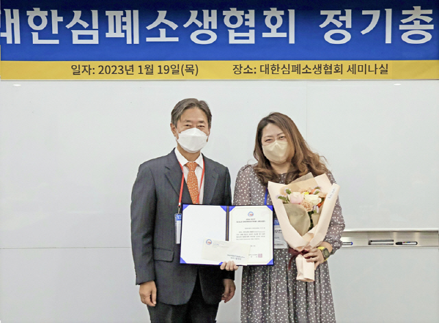 대한심폐소생협회 'Best Instructor'상을 수상한 이주연 이대목동병원 간호사(오른쪽).