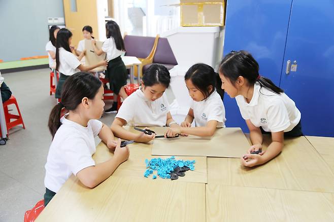 브랭섬홀 아시아 교실에서 학생들이 학습활동을 하고 있다 /브랭섬홀 아시아