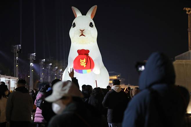 2022년 마지막 날인 31일 밤 서울 종로구 광화문광장에서 열린 빛초롱 축제를 찾은 시민들이 다가오는 계묘년을 앞두고 토끼 전시물을 관람하고 있다. /뉴스1