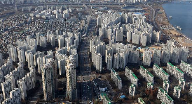 서울 송파구 롯데월드타워 서울스카이에서 바라본 이 일대 아파트 단지의 모습. /뉴스1