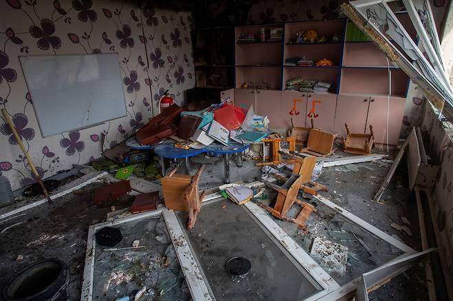 지난 20일(현지 시각) 우크라이나 도네츠크주 북부 크라마토르스크의 한 유치원이 러시아군의 미사일 공격으로 참혹하게 파괴돼 있다.