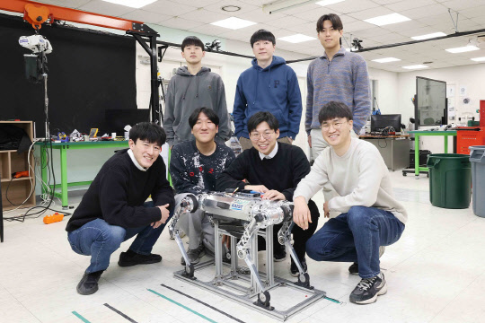 황보제민 KAIST 기계공학과 교수(뒷줄 왼쪽 두번째)와 연구팀이 사족로봇 '라이보'와 기념촬영을 하고 있다.



KAIST 제공