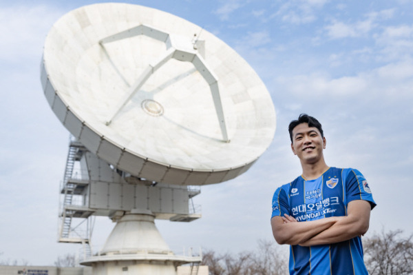 김영권의 오피셜 사진. 김영권을 데려오면서 울산의 세 번째 별(우승)을 가져오겠다는 의미다. [사진 울산 현대]