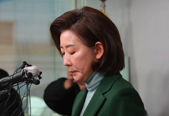 나경원 전 국민의힘 의원이 25일 오전 서울 여의도 국민의힘 당사에서 당 대표 경선 불출마를 선언하고 있다. [사진=뉴시스]
