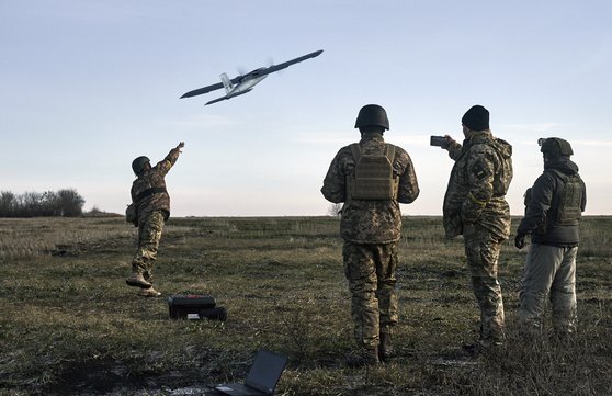 우크라이나군이 지난달 15일 우크라이나 동부 도네츠크 지역의 최대 격전지인 바흐무트 인근에서 러시아 진지를 향해 드론을 날리고 있다. AP=연합뉴스