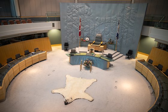 북극곰 가죽이 깔려 있는 노스웨스트 준주 의사당 회의장.
