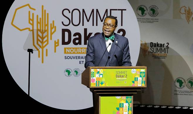 아킨우미 아데시나 아프리카개발은행(AfDB) 총재가 25일(현지시간) 세네갈 수도 다카르에서 개막한 ‘다카르2 정상회의’에서 기조연설을 하고 있다. 로이터연합뉴스