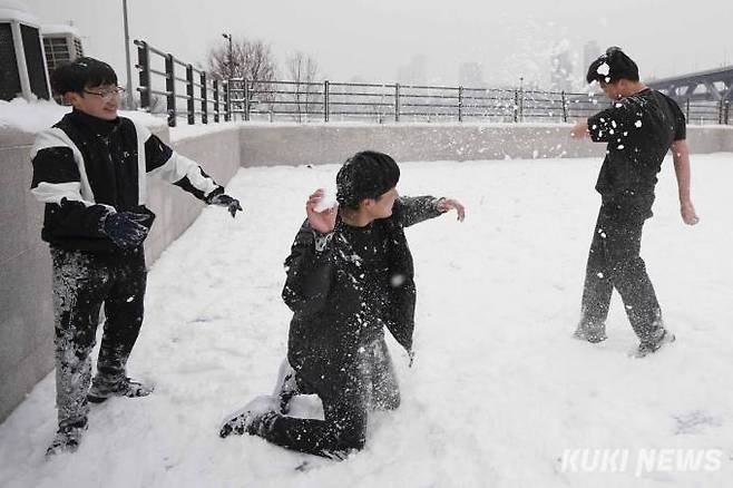 대설주의보가 발효된 26일 오후 서울 광진구 뚝섬한강공원 눈썰매장에서 시민들이 눈싸움을 하며 즐거운 시간을 보내고 있다.