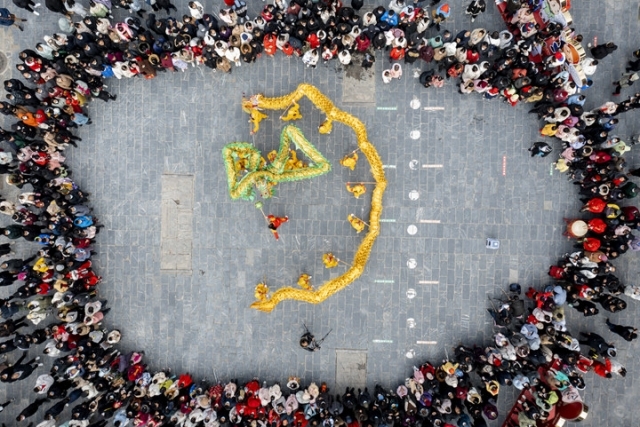 중국 안후이성 허페이시에서 지난 24일 열린 춘제 민속문화예술제 행사 중 공연팀이 용춤을 선보이고 있다. 신화통신 홈페이지