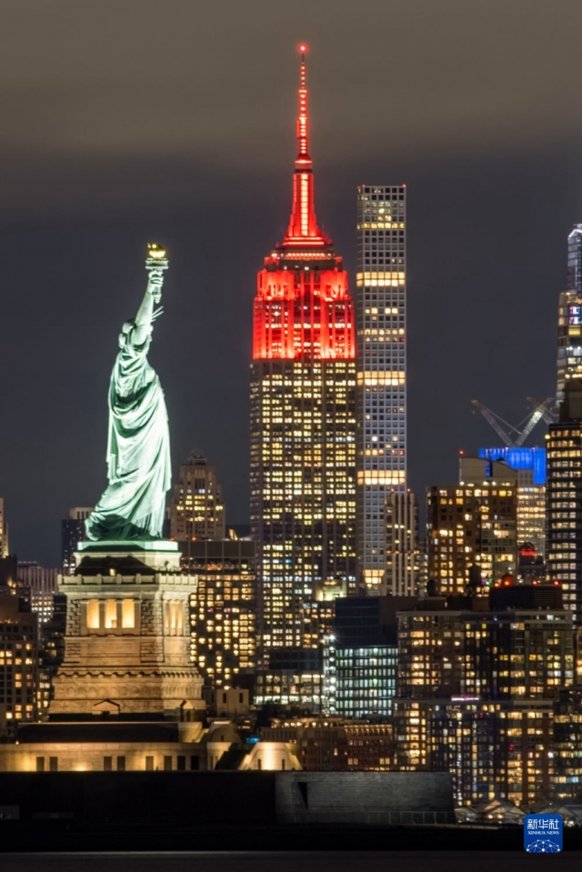 중국 관영 신화통신은 지난 20일 미국 뉴욕 엠파이어 스테이트 빌딩에 붉은 조명이 켜진 사진을 올리고 “중국 춘제 조명이 켜졌다”고 전했다. 신화통신 홈페이지
