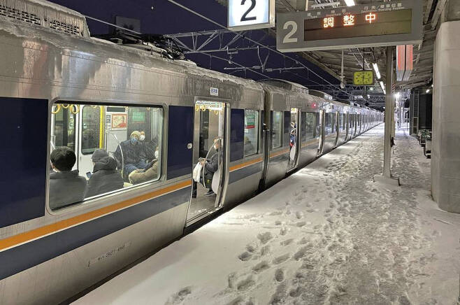지난 25일 일본 교토의 니시오지역 정전으로 열차가 멈춰 서 있다. /AP=뉴시스