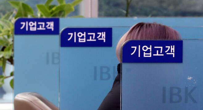 5대 은행이 중소기업들을 위한 금융지원에 나선다. 사진은 서울시내 한 은행영업점 기업고객 창구./사진=뉴시스