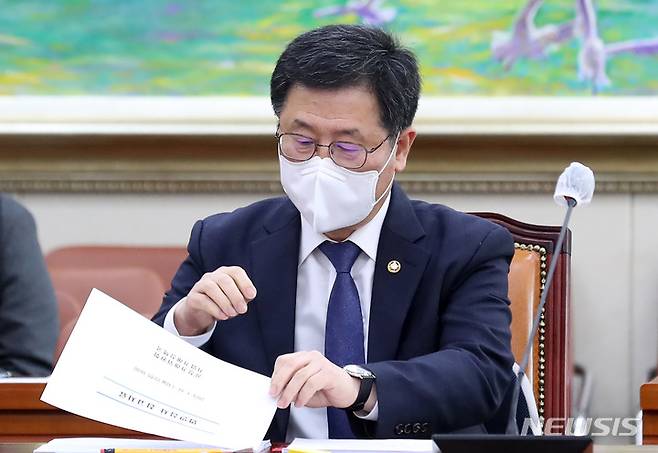 [서울=뉴시스] 이영환 기자 = 윤수현 공정거래위원회 부위원장이 18일 오전 서울 여의도 국회 정무위원회 회의실에서 하도급거래 공정화에 관한 법률 일부개정법률안, 부패방지 및 국민권익위원회의 설치와 운영에 관한 법률 일부개정법률안에 대한 법안심사제2소위원회 회의 시작에 앞서 자료를 살펴보고 있다. 2023.01.18. 20hwan@newsis.com